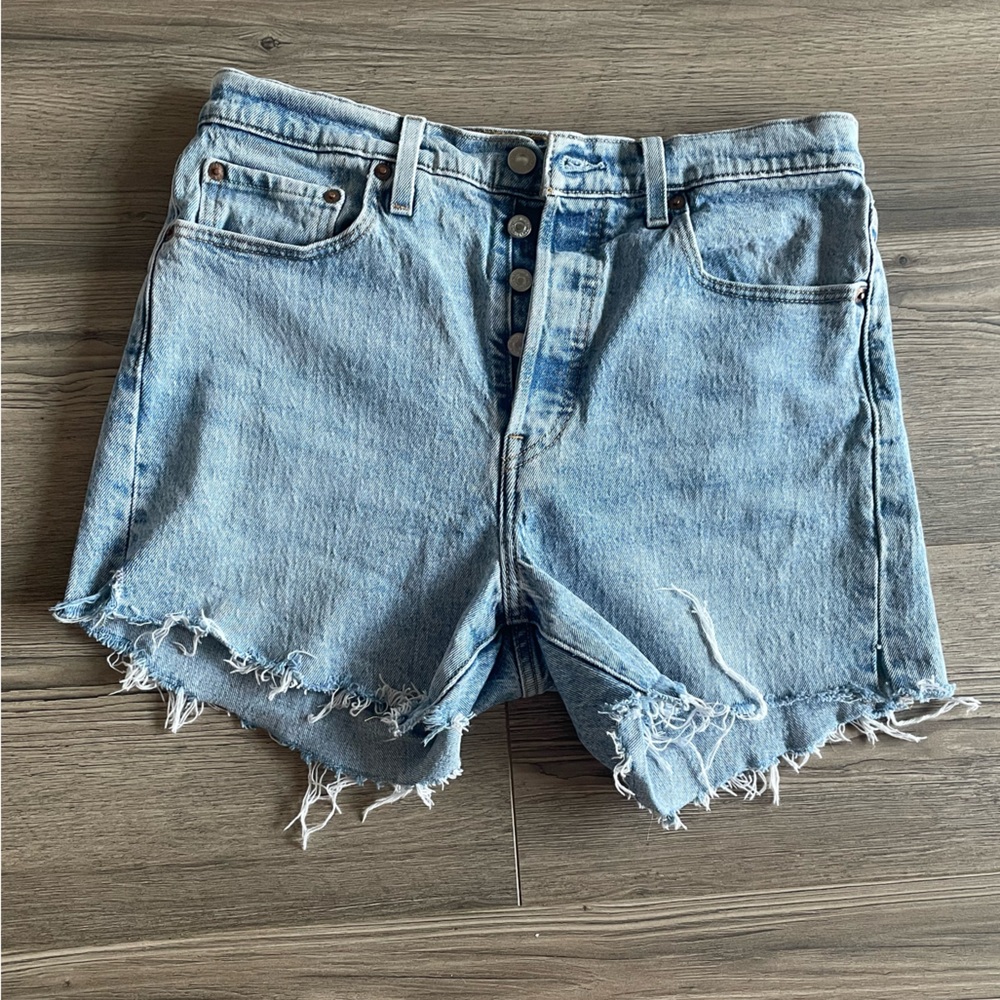 Levi’s 501 cut off Jean shorts. Color Tango Light. Size 29
